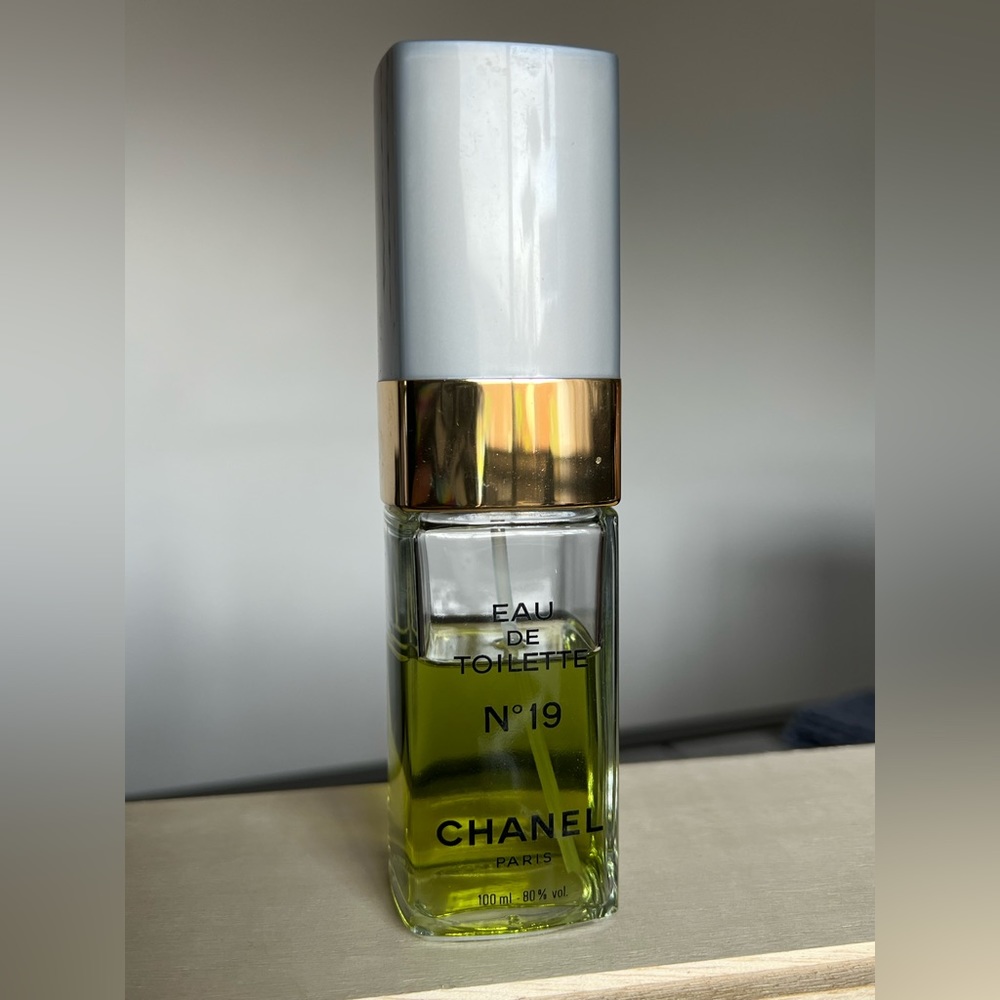 Chanel N° 19 Eau De Toilette